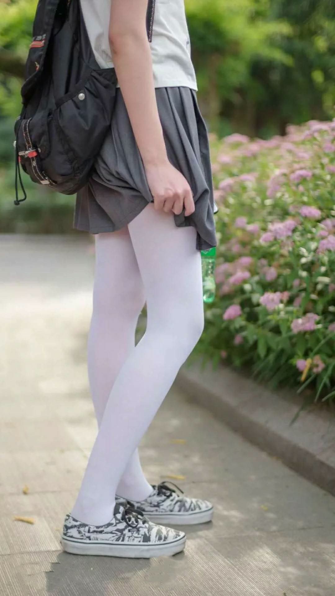 跨界天王，当乌拉圭轻取曼城，莱万在次元破壁中接管双战场一家科技巨头在布宜诺斯艾利斯的地下实验室里