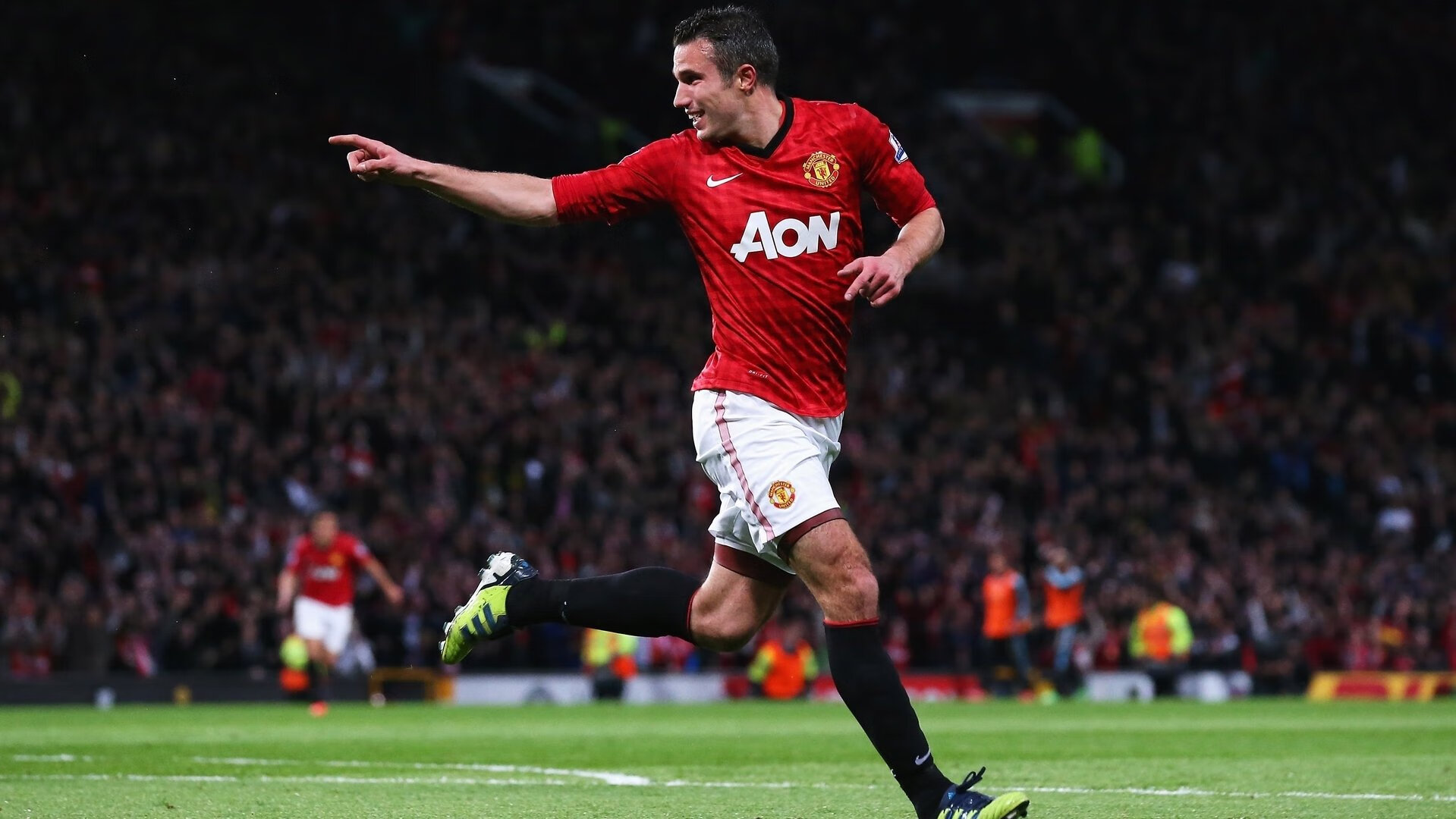 看到这个反常识的组合时，我意识到这很可能指的是一场虚构的、充满戏剧性的足球对决。下面是我的构思