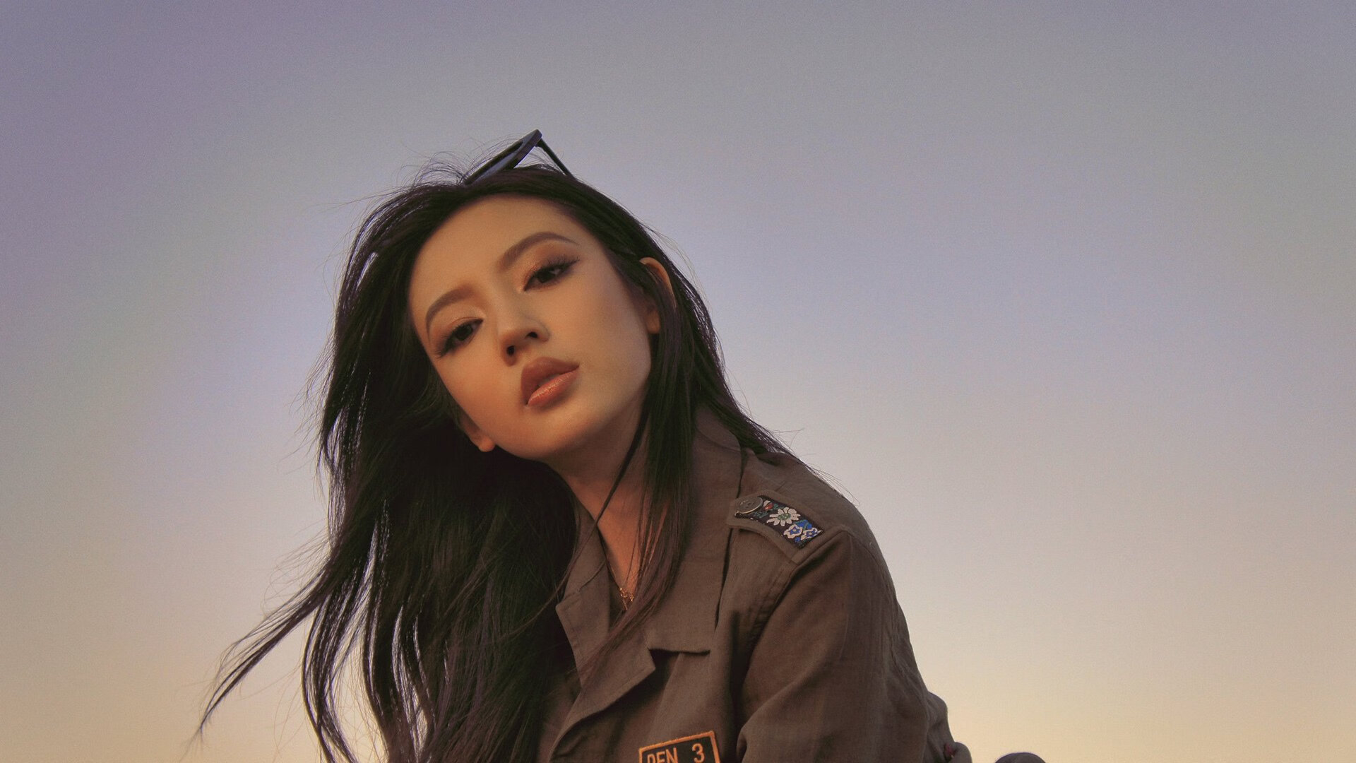 绿茵场上的独舞,国际赛场上的雷声,当两种爆发同时上演